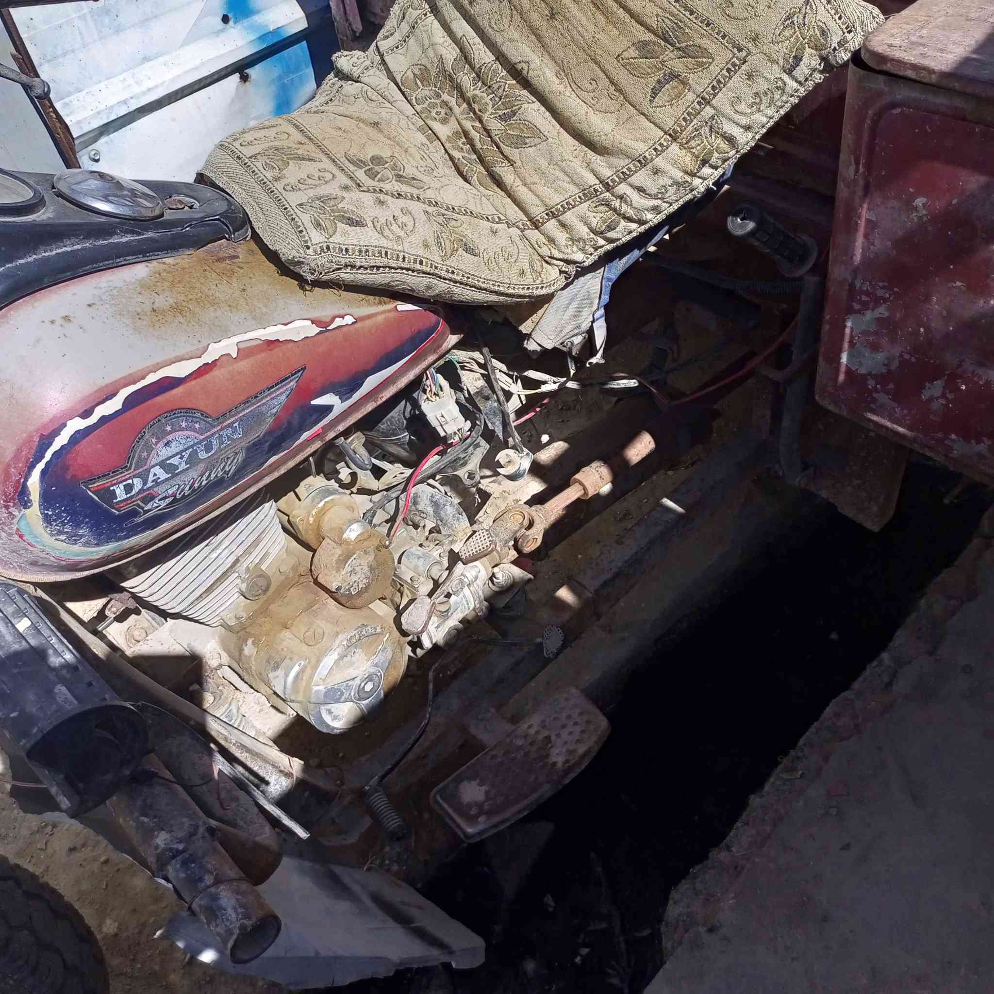 السلام عليكم للبيع مثل ماواضحه بلتصويرالموديل214المكان ذي قار الرفاعي السعر800قفل مكينه فول لاتنقيص ولاتبهيرشاصي تايرات بيه بس البوكس كيربراغيه راهيه ولستوته متروكه البدي بيه خياسات بلباب يعني تلحيض***********
