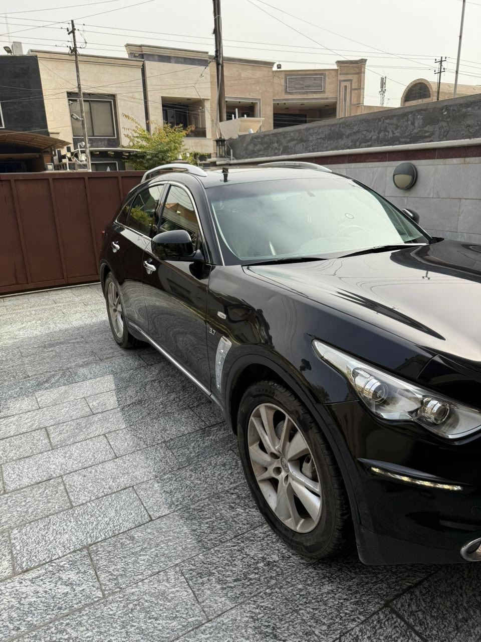 انفنتي qx70
موديل 2015 
خليجي 
ماشية 83,000 كيلو حقيقي 
محرك ٦ سلندر ٣٧٠٠
كامرة ٣٦٠ درجه 
حساسات امامي خلفي
كشنات جلد تدفئه تبريد 
شاشه عرض داخليه خلفيه ووو هوايه مواصفات 
سيارة كلش نضيفه عدا الدعاميه الفايبر مجدديها بسبب طخات زائد التكمه الي جوه باب السايق 
سيارة نضيفه جدا بالنسبه الموديلها ما تحتاج اي صرف وافحص وشوف 

السيارة رايدة ب ١٨ الف $ وبيها مجال للشراي 

***********
