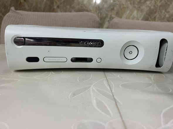 إكس بوكس 360 مهكر للبيع الألعاب (بيس ٫زومبي"وبعد مليان العاب ) مع يدات وجهاز نضيف كامل مانقصو اي شي السعر 110وبي مجال حك الجية التواصل على الرقم المكان الموصل جانب ايمن ‏‪0775 908 8624‬‏
