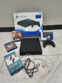 السعر 300 قفل للبيع جهاز Sony PlayStation 4 بحالة ممتازة ونظيف جدًا، ج...