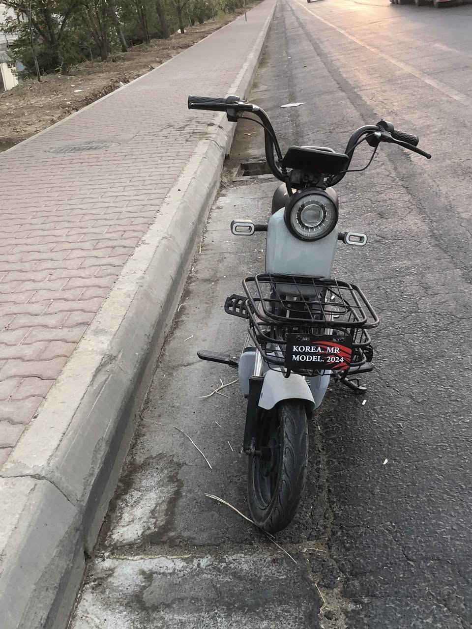 سلام عليكم 
دراجه شحن للبيع 2024
لون سمنتي 
نضيفه كلش 
اشاره يمنه ويسره شغاله 
لايت عالي وناصي شغالات 
شاشه تابلت يطلعلك اي عطل عشاشه 
3 سرعات سرعته 60 
بايدر بيسكل شغال 
بريكات امامي خلفي 
بطاريات نص عمر 
السعر 225 وبيه مجال 
العنوان رابرين 
الرقم ***********
