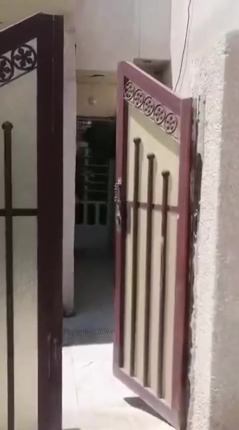 للبيع دار سكنيه 110 متر طابقين غرفة وصالة كبيرة ومطبخ وخدمات حمام وبالطابق الثاني غرفتين  وخدمات بغداد حي البساتين شارع الشيخ منهل فرع الحشد قريب ع شارع عاشر بيت تفاصيل اكثر الاتصال *********** والتوفيق للجميع يارب
