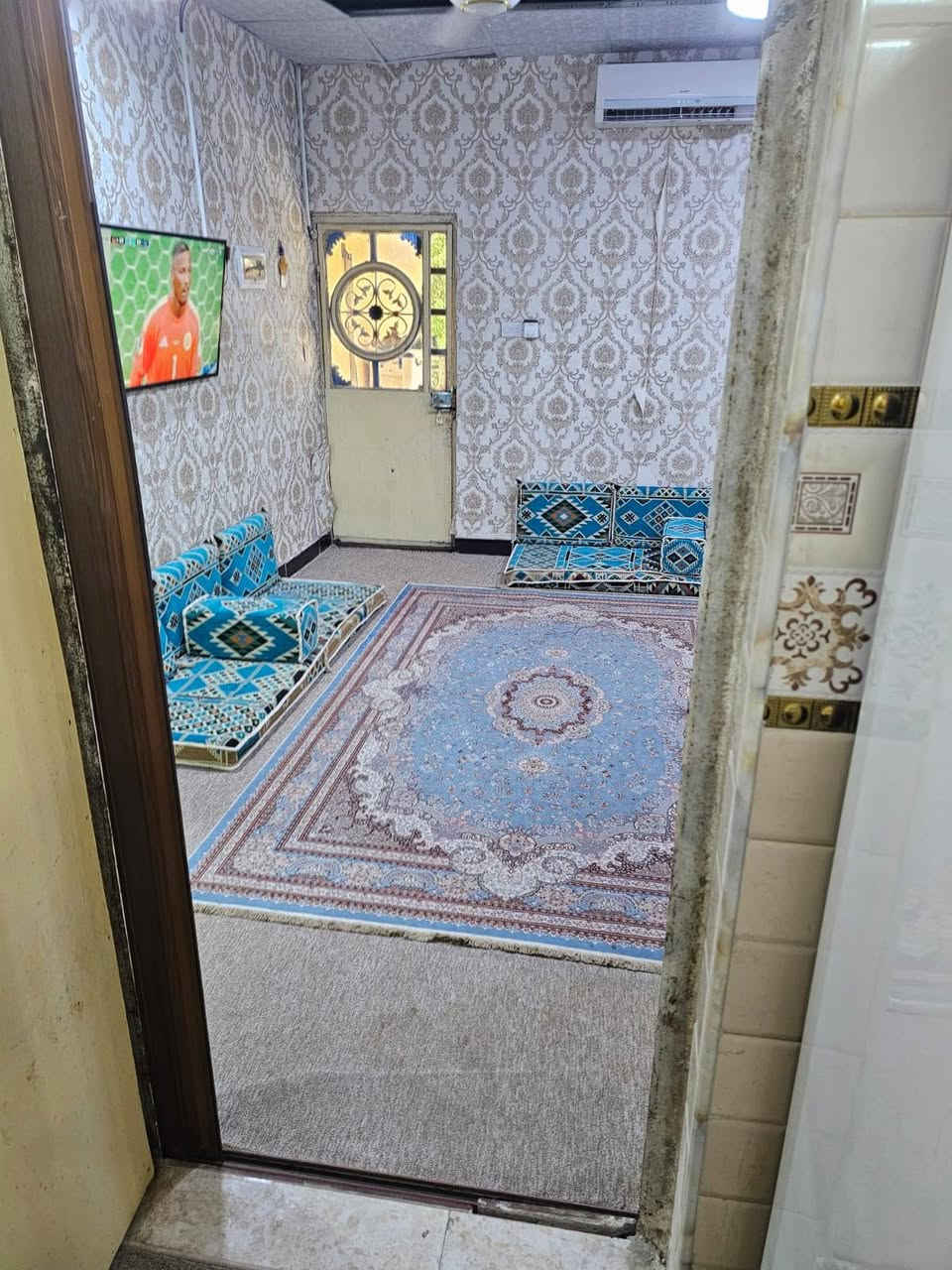 حياكم  الله
البيت في موقع ماممكن الحصول عليه دائما اخي 
قرب الكورنيش 

قريب جدا جدا من حدائق ساحة الطيران 

قرب جامع الامام علي الكبير

يكون بظهره مباشر مول البصره الكبير الي بالخوره

قرب عبر شارع من مستشفى الحكومي الجديد الجامعي

٤ غرف 
كراج كبير
٣ حمامات مكتمله 
مطابخ كبيره 
حديقة اماميه وحديقة خلفيه  كبيره 
المنطقة شملتها الاعمار والبنى التحتيه بالكامل بعد تكملة المعاملات البيوت 
وصارت رقم رسميحياكم  الله  
البيت في موقع ماممكن الحصول عليه دائما اخي 
قرب الكورنيش 

قريب جدا جدا من حدائق ساحة الطيران 

قرب جامع الامام علي الكبير

يكون بظهره مباشر مول البصره الكبير الي بالخوره

قرب عبر شارع من مستشفى الحكومي الجديد الجامعي

٤ غرف 
كراج كبير
٣ حمامات مكتمله 
مطابخ كبيره 
حديقة اماميه وحديقة خلفيه  كبيره 
المنطقة شملتها الاعمار والبنى التحتيه بالكامل بعد تكملة المعاملات البيوت 
وصارت رقم رسمي بلديه
بيت طابقين 
مساحة ١٨٠ 
بسعر ١٦٠ مليون 
انا ما احمدلك بيتي ولكن هذا كموقع ومكان قليل يتحصل وبهيج اسعار 
لان جدا مستعجل 
سفر خارج
***********
