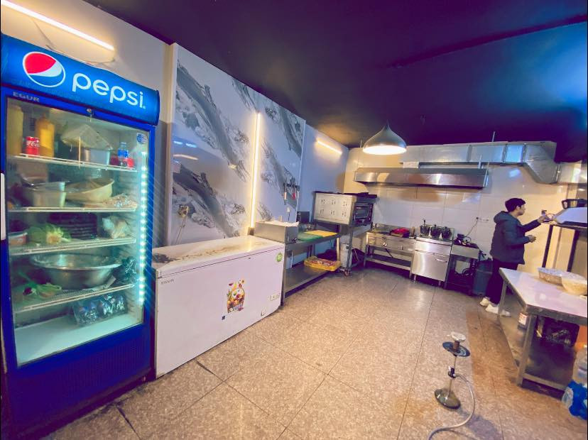 مطعم للبيع مساحته ٨٠متر وايجاره مناسب حدا مقارنة بالشارع ومحلات شارع عام بغداد الكرخ جاهز وبي كل تطبيقات ويرهم لكل مشاريع ورصيف ١٥متر جديد بعده المطعم فقط عالرقم الي يريد يستفهم وسعره مناسب ***********
