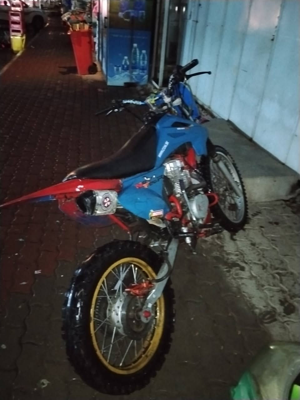 سلام عليكم قفاز محرك 200 اي عيب مابي شرط سعره 450 بي مجال ***********
