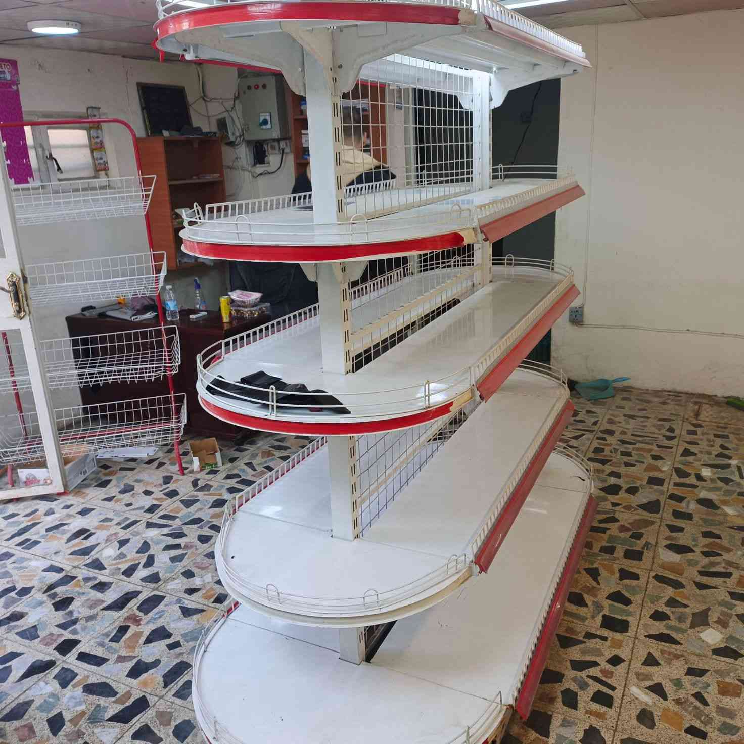 السلام عليكم غراض للبيع زقورة ارض الخليج سعر 100 الف سفينه سعر 275 الف رفوف عدد 2 سعر 150  الف ***********
