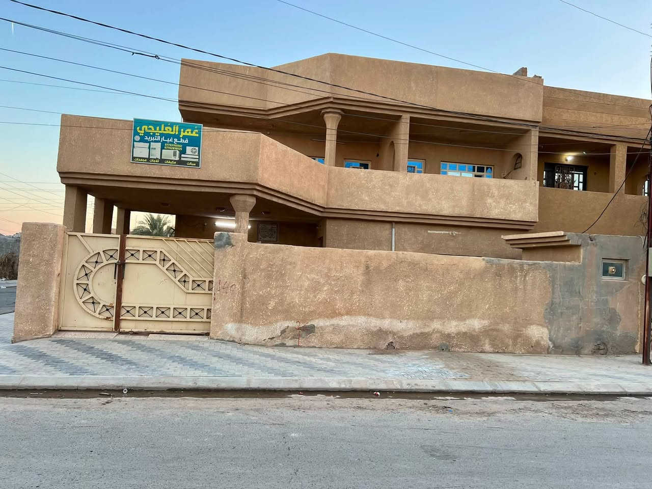 السلام عليكم:::دار للبيع في منطقة تل البنات ركن على ساحه المنطقة تبليط  جديد بناء  طابوق طابقين خمسة غرف نوم صالة استقبال ثلاث حمامات مخزن مطبخ سيراميك حار بارد هول داخلي(***********)
