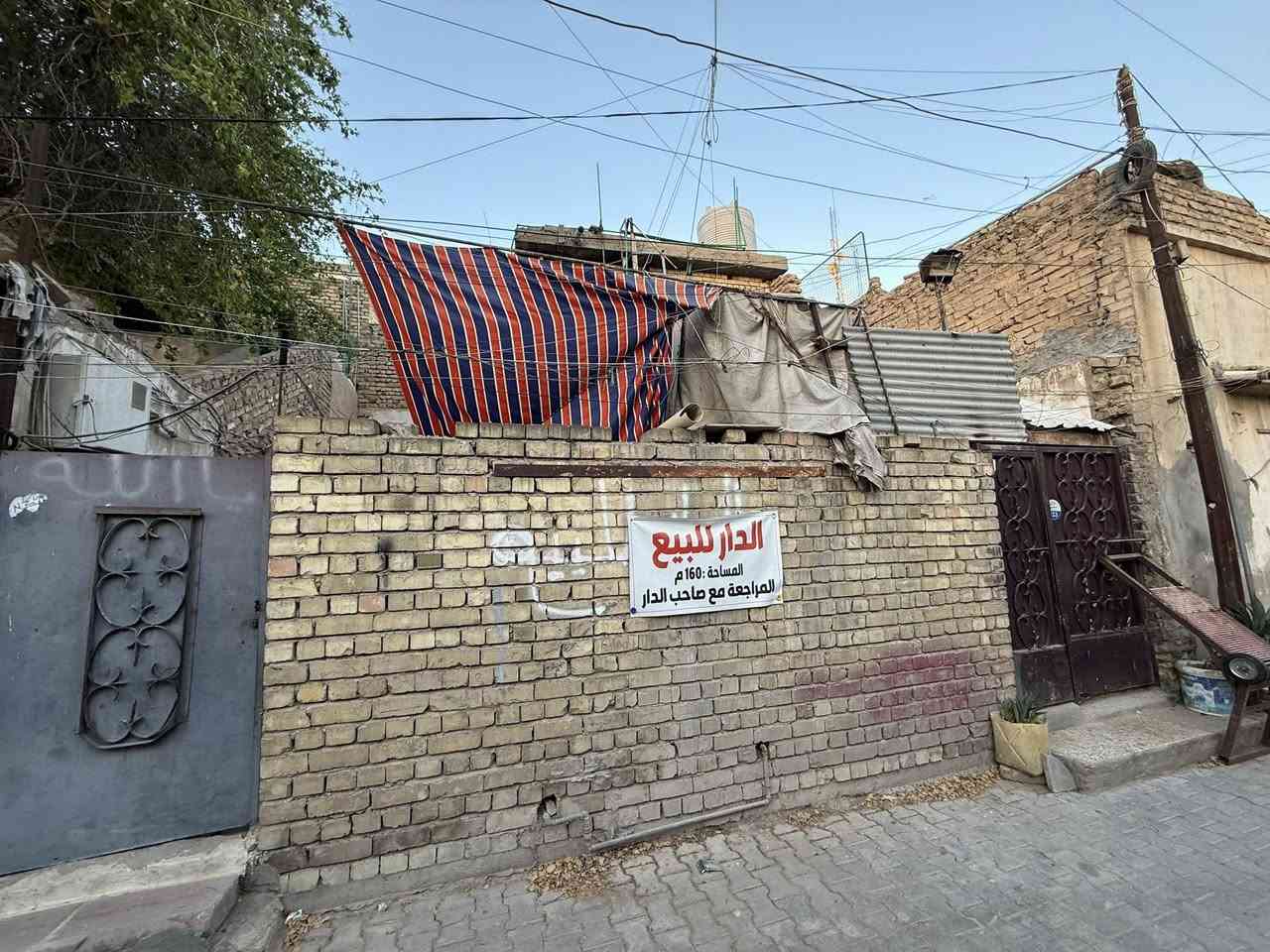 السلام عليكم
دار للبيع طابقين معزولات فوك باب وحد جوه باب وحد 

البناء قديم تقريبا سنة 2005

الجوه تلاث غرف وصاله  وحمام تواليت حوش كبير 

الفوك نفس الجوة تلاث غرف وصاله وحمام وتواليت 

مساحة 160 

قطاع 15. قرب الشارع العام 

قرب مدرسة فاطمة بنت اسد 

وقرب جامع أهل البيت
للتواصل خاص. او  ***********
