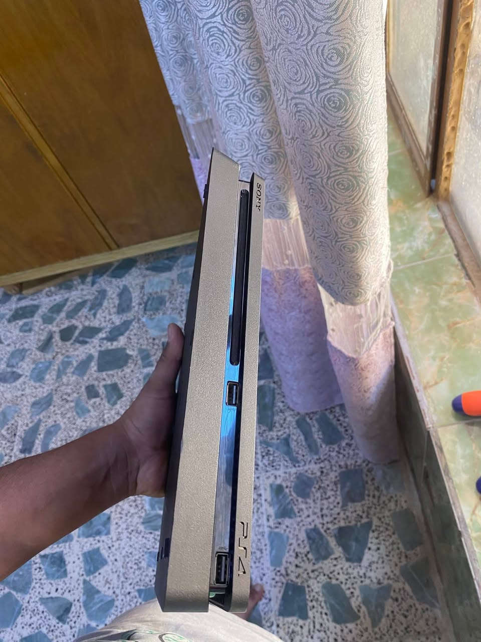 بلي فور سلم  مهكر  جميع الألعاب بي ويا ٣ يدات وحده اصليه يو بي اس     السعر ٢٨٥ قفل ميعجبك عوفه الجهاز فقط مفتوح تنضيف     ١٢  بغداد  البلديات   *********** او مراوس بايفون
