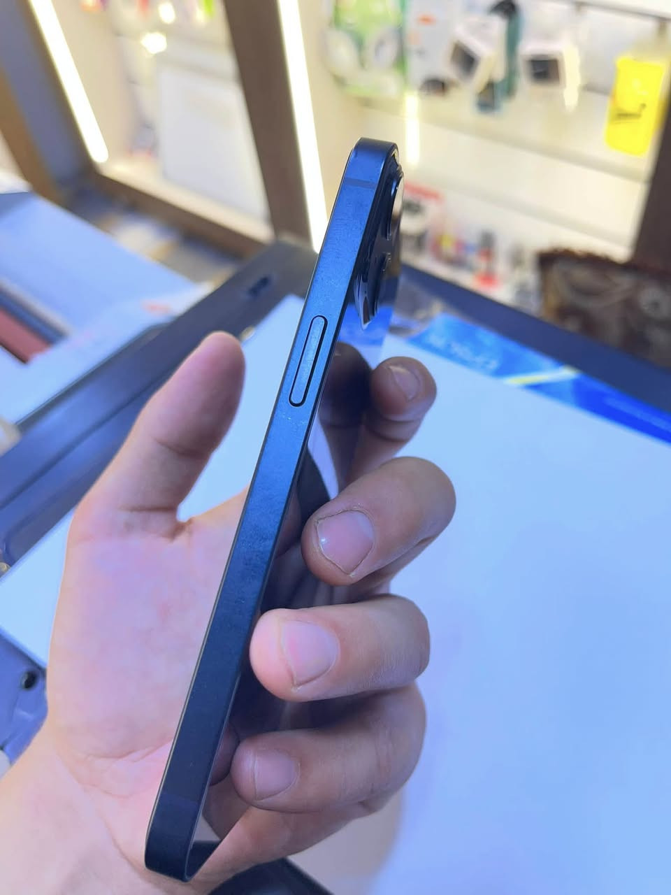 بيع جهاز (iPhone 13 العادي)
المواصفات:

 الموديل: آيفون 13 عادي (iPhone 13)

 اللون: سماء الليل (Midnight) مميز وفخم جداً (نفس الصورة ⁠.

 الذاكرة: 128 جيجابايت.

 شريحة الاتصال: تك سيم (Single SIM).

 نسبة البطارية: 80% (أداء ممتاز ومستقر).

حالة الجهاز:

 الجهاز نظيف حيل حيل وأخو الجديد، خالي من أي شخوط أو عيوب مصنعية.

 كلشي مامبدل بي (جهاز قطرة وحدة، فحص بالكامل، على وضع الشركة الأصلي). ***********
