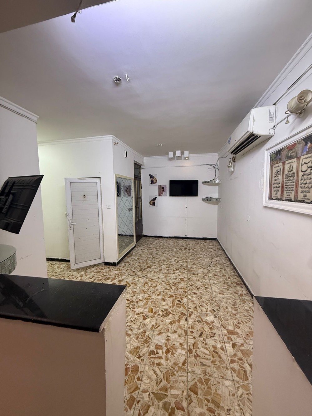 للإيجار شقه طابق اول في السيديه نضيفه جداً (مساحه 100m) 

تفاصيل الشقه:
 • غرفتين نوم (مجهزات بسبالت) 
 • صالة (مجهزه بسبلت) 
 • مطبخ (مجهز بسبلت ) 
 • خدمات صحيه 
•سبالت عدد 4
•غساله ملابس مع سخان
•بلازمات عدد 2 

💰 السعر : 750 الف 
الموقع : السيديه - شارع 40 قرب الشارع التجاري 

للاستفسار والاتصال:
📞 ***********
الكوخ للتطوير العقاري