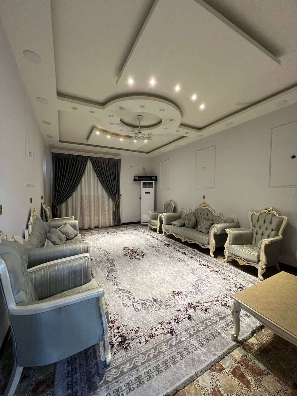 دار للبيع ✅
مساحة 300 متر مربع 💯
الموقع كورنيش الكوفة قرب جامعة ابن حيان مشمول بالتطويب قرار 25 جاهز للسكن .

طابقين‼️

الطابق الاول :❗️
غرفتين + استقبال + مطبخ + صالة+ حمام داخلي و حمام خارجي + حديقة + كَراج سيارة .

الطابق الثاني :❗️
4 غرف + حمام + بلكونة على غرفتين + مخزن طابق 3 + صالة .

البناء حديث كونكريت مسلح وجاهز للسكن ماعايز اي شي .

للاستفسار واتساب واتصال 

***********
