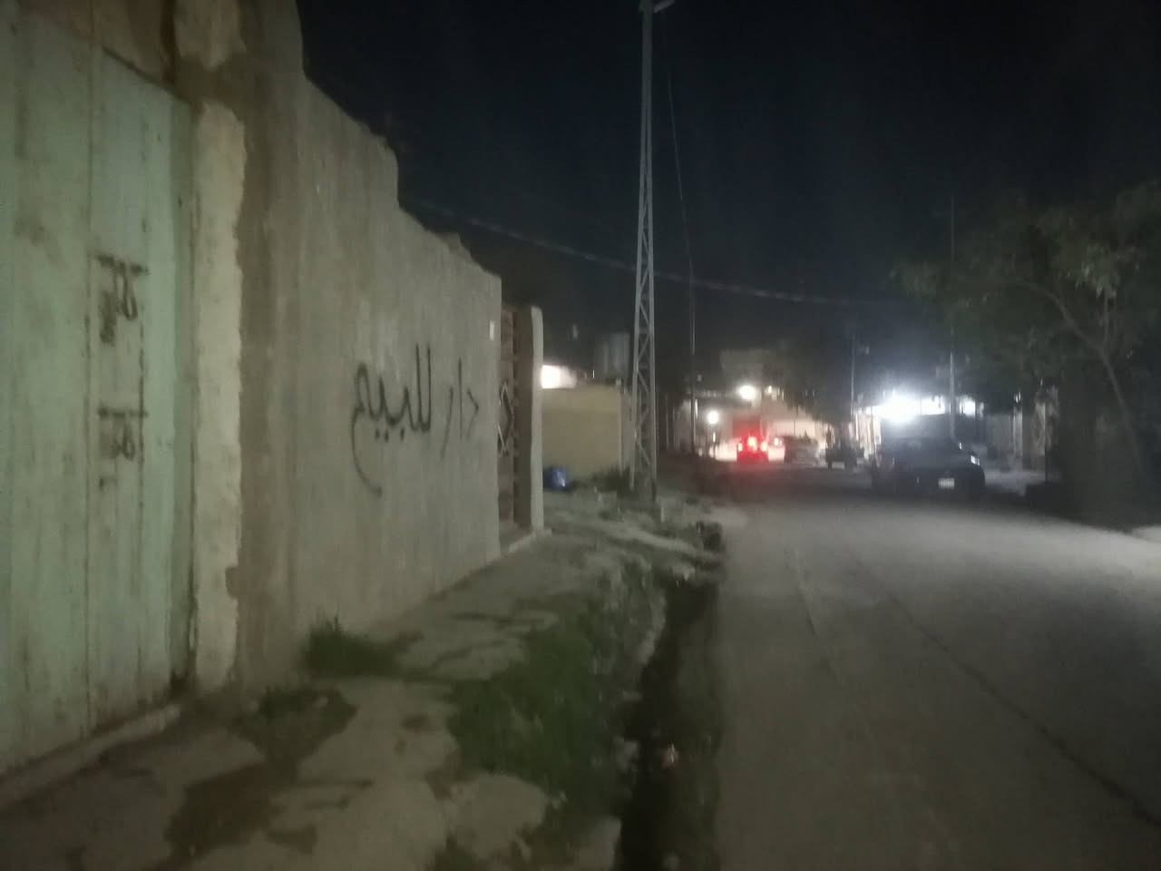 السلام عليكم دار للبيع طابو صرف محلة  الوحده فرع سليم الوكيل قريب شارع العام موقع مميز مساحه 335 تقريب البيت طابقين بناء قديم البيت يحتاج ترميم السعر اتصل ***********
