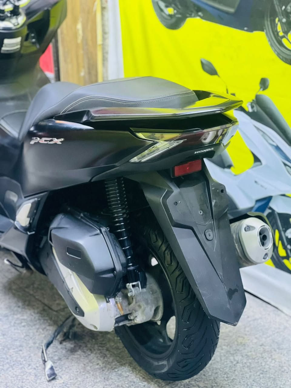 السلام عليكم
pcx جيل الرابع وارد كوري
الدراجه مال معرض 
الون اسود طافي 
2022
ستان كهرباء
حساس زدحام  
محرك ١٢٥
عليها دهن موتل
بانزين محسن
شلعه ومعدل تجي تفحص كدام عينك 
الدراجه مكفوله كفاله عامه و اي نقص مابيه انكر وطلع 
السعر 18$
وبيه مجال بسيط 
رقم ‏الهاتف/ ‭0770 206 1821‬
