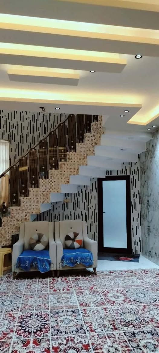 عقار للبيع في حي المهندسين – منطقة 17، بمساحة 200 م²، العقار طابقين. يحتوي الطابق الأول على استقبال وغرفتين نوم ومطبخ وصالة وتخاريج، بينما يضم الطابق الثاني غرفة نوم واحدة وصالة. العقار مبني بدرجة أولى من حيث الهيكل والتغليف والسقف، وكما هو موضح في الصور أدناه. للمزيد من المعلومات يرجى التواصل على الرقم: *********** سيد كريم المدني
