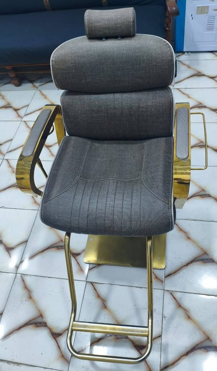 السلام عليكم
كرسي حلاقة للبيع كلشي شغال بي نضيف مثل ما بالصورة 
كربلاء قرب مجمع الدرة. سعره 250 وبي مجال. 
***********
