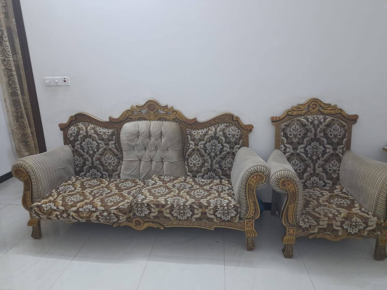 السلام عليكم تخم مستخدم للبيع الأحمر قنفة وحدة مع ٣ كراسي سفنج نضيف مع طبلة وسطية وتخم الثاني الجوزي كامل قنفتين مع اربع كراسي رايدهن ب٧٠٠ وبي مجال للتفاوض للإستفسار رقم وتساب ***********
