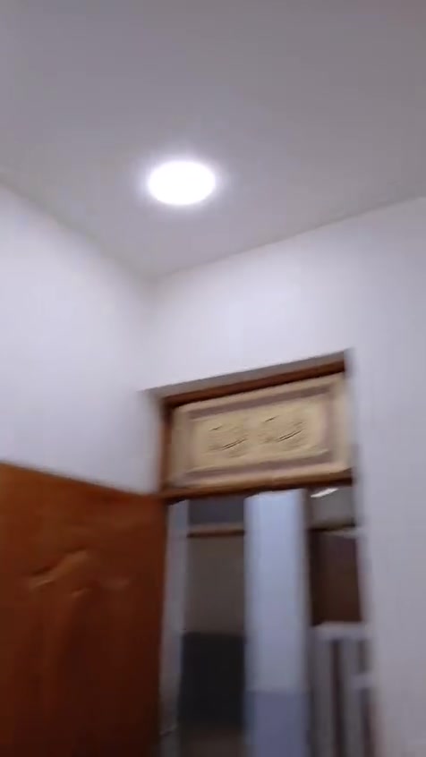 بسم الله الرحمن الرحيم يوجد شقة حديثة للايجار المشتل قرب سوك المطبك  طابق اول تحتوي على غرفتين نوم  و صالة ومطبخ وخدمات للإستفسار(***********)
