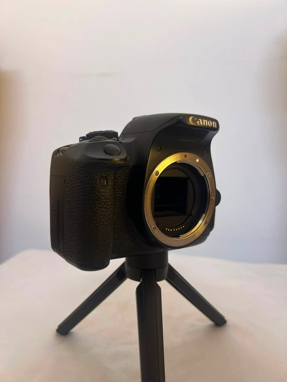 📸 للبيع Canon EOS 700D – نظافة 100%
🔹 الكاميرا: Canon EOS 700D
🔹 العدسة: 18-55mm
🔹 هود عدسة
🔹 بطارية عدد2
🔹 شاحنه 

✅ الكاميرا بحالة ممتازة وجاهزة للعمل، مناسبة للمبتدئين والمحترفين.

💰 السعر: 275ألف (قفل)
🚚شامل التوصيل 

📞 للتواصل:
سيد عبد
***********

📩 خاص • واتساب • اتصال

#سيد_عبد_للكاميرات #Canon700D #كاميرات_العراق #بيع_وشراء_الكاميرات 📸
