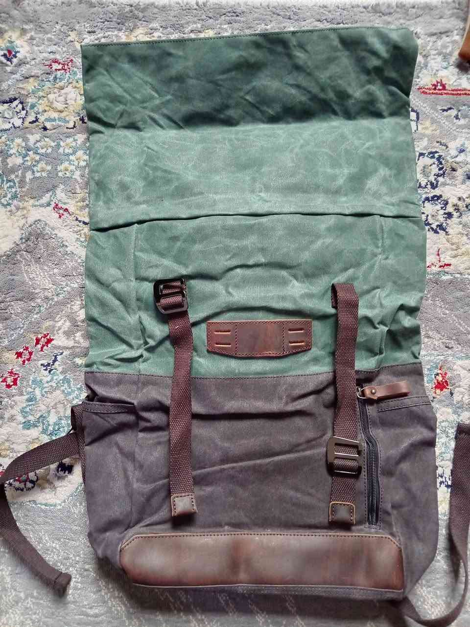 حقيبة ظهر من طراز "فينتاج" (Vintage) مصنوعة من القماش الشمعي المتين (Waxed Canvas) مع لمسات من الجلد الطبيعي. يتميز هذا التصميم بكونه متعدد الاستخدامات، حيث يناسب الأنشطة الخارجية مثل التنزه والتخييم، بالإضافة إلى الاستخدام اليومي كحقيبة مدرسية أو للعمل.


**إذا كنت صاحب هذا الإعلان وتريد حذفه لأي سبب، رجاءا أرسل رسالة إلى الدعم الفني**