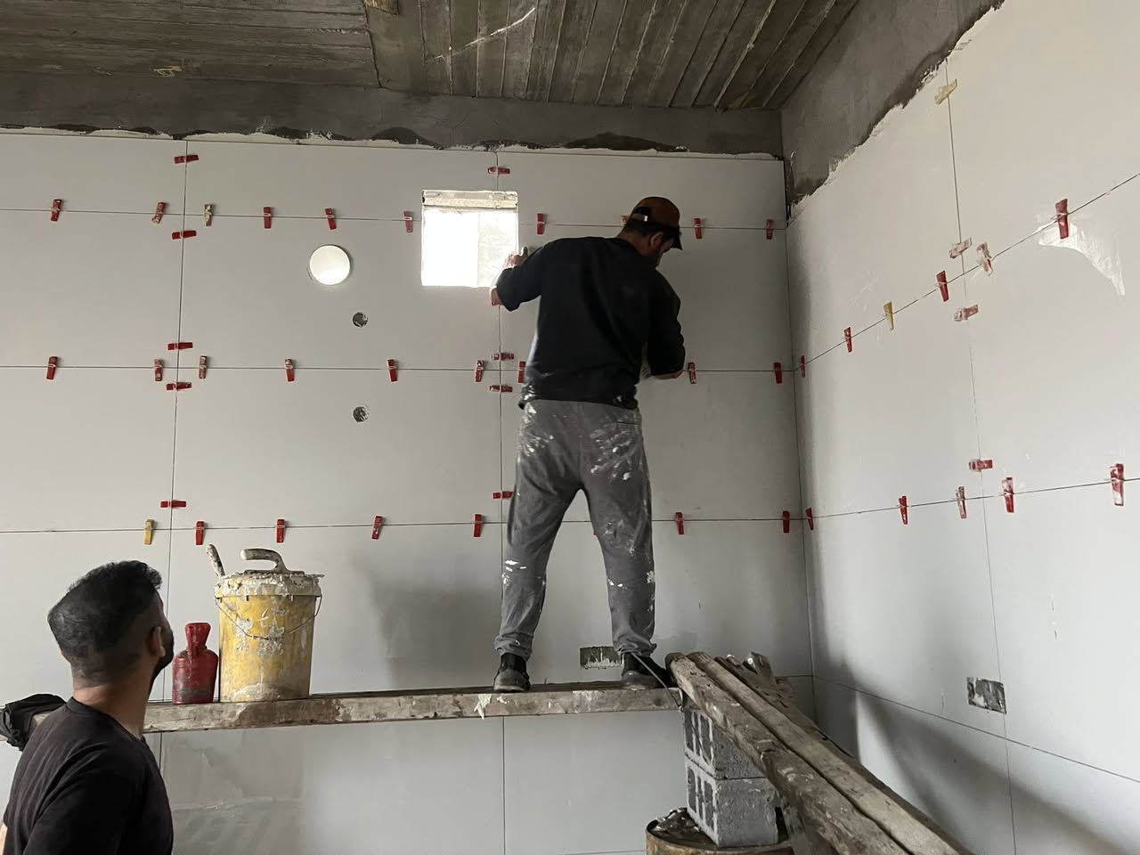 بسم الله الرحمن الرحيم 
 خلفه سيراميك 🏩مستعدون لعمل كافه السيراميك👍بورسلين اب120 ×60
👷‍♂️ جداري وارضي  حسب طلب ابو البيت ماده اسمنت👇شغل درجه اوله شغل ع اليزر وكبان  قطع السيراميك في القاطعه   🔨 وتدالل 🌹الشغل داخل البصرة📞رقم***********  متوفر واتساب 👉
