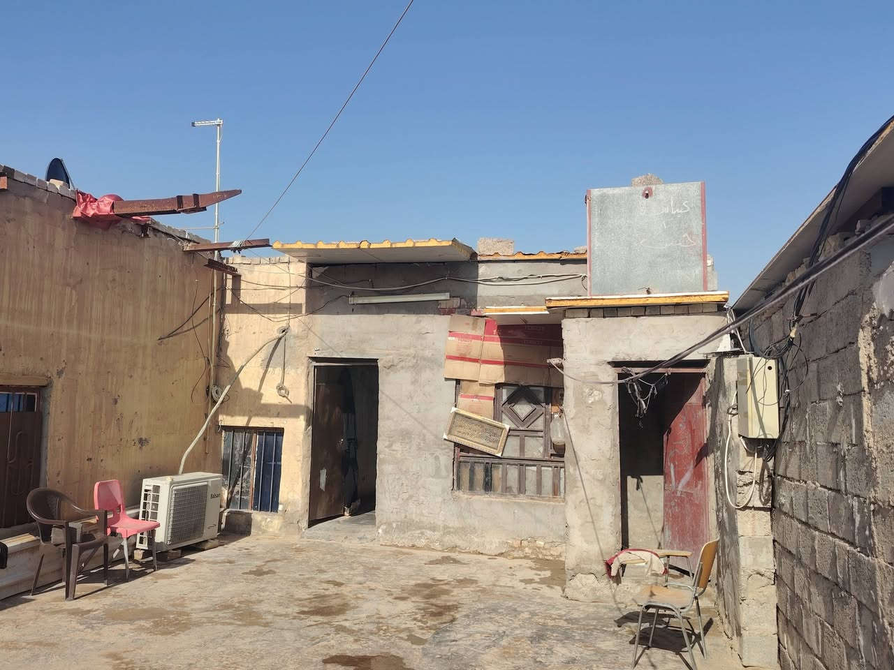 سلام عليكم بيت للبيع ب7000على البره حواسم غرفتين وصاله وستقبال معزوله غرفه عكاده ولاستقبال عكاده مطبخ صحيات داخليه وخارجيه الاستفسار ***********//***********
