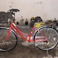 بايسكل 🚲بطة للبيع  لون احمر🔴ما بيه نقص ولا برغي نقص فقط قمچي مال بريك ...