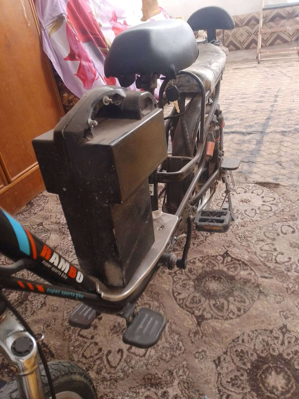 السلام عليكم دراجه شحن للبيع
مواصفات/ حجم 20 موديل 22 دراجه  مكفوله 
سعه بطاريه 4 بطاريات كلش نضيفه
ملاحظه/ قوه بطاريه ضعيفه يحتاج تبديل 
              ( سعر 230.  )
للتواصل *********** فقط واساب
