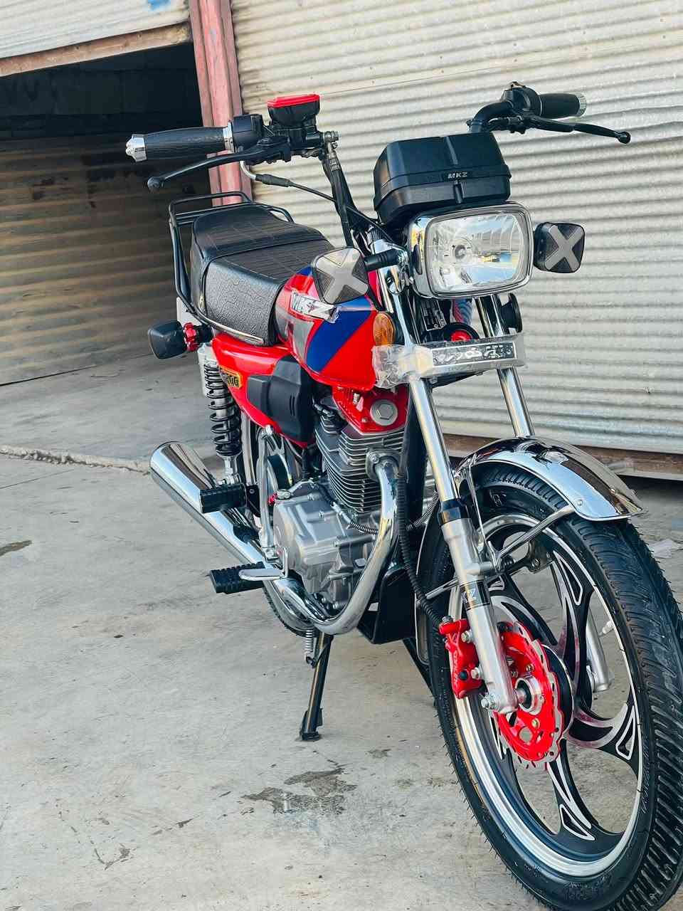 سڵاوی خوایگەورەتان لیبی ئەم ماتۆڕەمان هەیە بۆ فڕۆشت لە ماتۆڕکە مەکینەی کەویاری ٢٥٠ زنجیری لەسەرە ماتۆڕە کە هەموو گیانی بەشەرتە مەکینەی کەپسە وە تاق وایەر وکارەبایەتی مەزبوو تە هەتا بڵی بیکیشەیە ژ.م ***********
