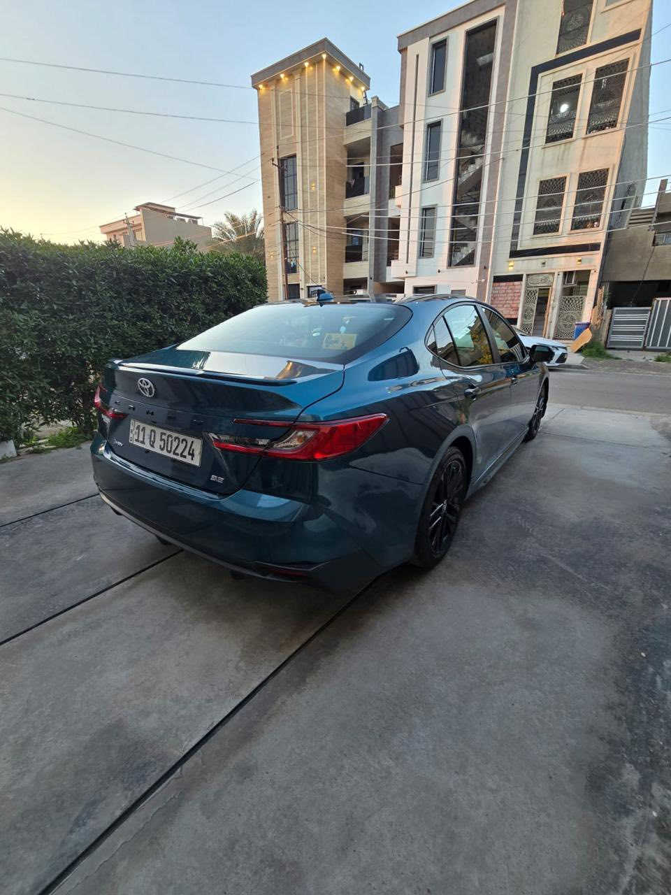 السلام عليكم 
للبيع 
كامري 
موديل 2025 
هايبرد 2.5 
SE PLUS فول فتحة
لون تركوازي 
مواصفات
فتحة
بصمة
جلد  داخل ابيض 
تدفئة كشنات 
كرسي كهرباء
شاشة عريضة 
كامرا دوارة 
رادار  مانع تصادم
تحديد مسار 
توقف ذاتي 
زنون 
هندبريك اوتو 
سيارة بيها هواية مواصفات 
ماشية 12 الف مايل 

حادثها تبديل الجاملغ مبدل ومصبوغ الامامي صفحة 
السائق فقط والدعامية الامامية مصبوغة 
وبيها شخط بل دعامية الخلفية 

بدون ايرباك 
سيارة نظيفة وجديدة
رقم بغداد باسمي تحويل مباشر 

مكانها بغداد حي الخضراء 
***********
