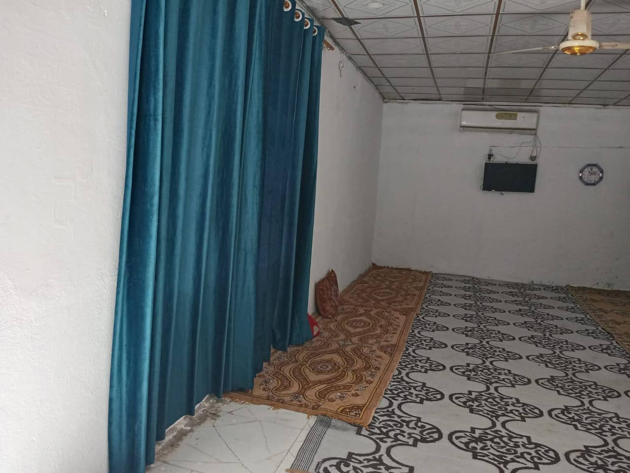 السلام عليكم
بيت للبيع مساحه 200 متر زراعي 25 قرار محكمة بناء حجر عكاده الصطح اوزاكيوم يتكون من غرفتين وصاله ومطبخ واستقبال وتخاريج تشاريف ماي كهرباء يبعد عن الشارع العام 125متر ...رابع بيت عن الشارع الفرعي شارعه 10متر 

الموقع شارع المعمل مقابل جامع الخزاعل 

للاستفسار الاتصال على الرقم ‏‪***********‬‏
السعر المطلوب///30//وبي مجال
