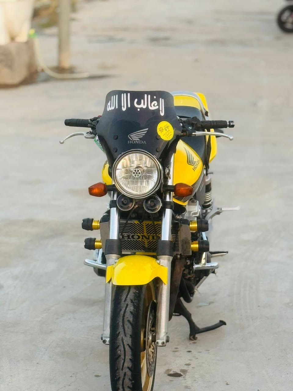 السلام عليكم دراجه SB400 سكيورتي للبيع موديل 2009 كفاله عامه صار شهر نازله رمبه التفاصيل اكثر خاص مكاني ديوانيه ***********

