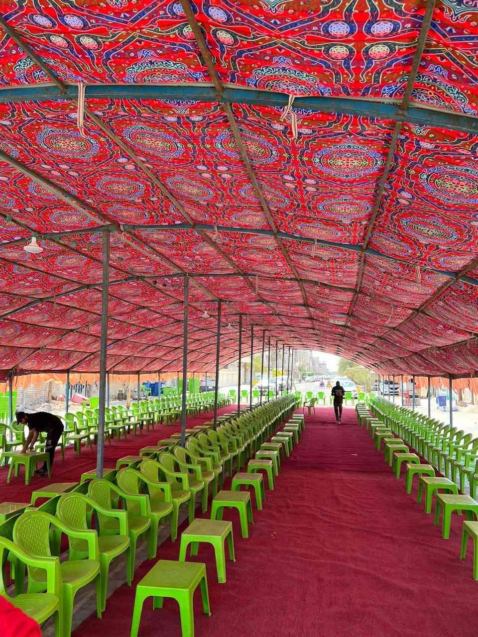 يتوفر لدينا جادر  ابيض للمناسبات ويوجد لدينا جادر عملاق ابو الدنكه العرض 10متر  ويوجد 9متر وكافه مستلزمات الطبخ والمبردات العنوان بصره الجمهورية شارع الاطفاء مقابل حسينيه علي ابن ابي طالب تجهيزات ابو طالب لاستفسار اتصل ***********
