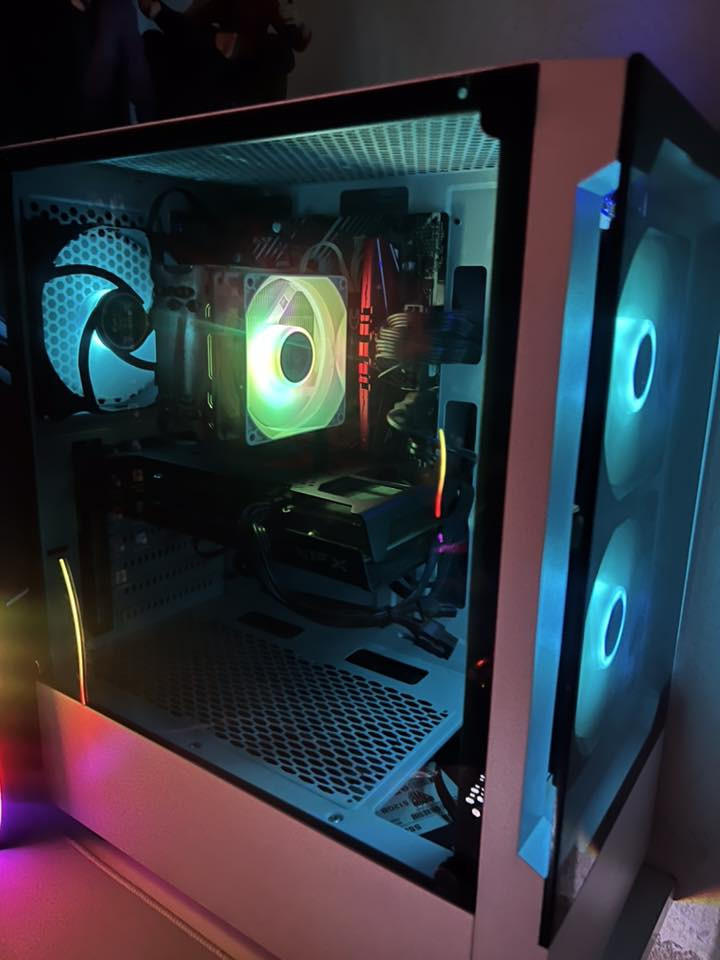 سيت اب كامل للبيع  /او بس كيس
كرسي مكتبي ابيض 
ميز ابيض 
ماوس +ماوس باد +كيبورد ميكانيكي 
+ ستاند كامره+كامره 1080
+سماعه هاير اكس كلاود 3 جديد غير مستعمل 
يدات 2؛بلي 4 ومال اكس بوكس 
سماعات خارجيه مع مضخم كبير  k8050 
+شاشه استجابه  .05  حجم 27. 185 هرتز بيها فلاتر 
  
الحاسبه 

i5 10400 معالج
DDR4 PC CORSAIR RGB 16GBرامات
m.250GB SAMSUNG هارد
HDD.1tهارد
RX6600 كارت شاشه
M.B H510 مذر بورد
PSU600W XIGMATEK باور 
CASE GAMING USEDكايس
استخدام قليل وهاي الالعاب تجي وتفحص يله تأخذ الي بالك العب  
مكاني بغداد :وليد ابو الكص
 السعر الستب كامل مليون و 200 
بس الكيس625 الف قفل 
والتوفيق للجيمع ❤️ رقمي 
***********
