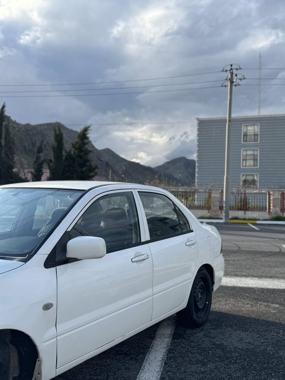 لانسەر مەکینە گەورە٢٠١١
ڕەقەم خصوصی بەغدا بێ موشکیلە سەنەوی پلاستیکی خۆی لەگەڵە. ✅
سەیارەکە جوانو جائیزە 
گێڕو مەکینە بەشەرت
تەبرید ساردو گەرم بەشەرت
کارەبیەت مەزبوتە نرخی گونجاوە بێ مەسروفە 
بۆیاغ پەڵە کارتێک ،تەعدیلە ئەوەی تر لەسەر کاڵ بونەوە بۆیاغی زۆر زۆر نیە. 
ناونیشان:ڕانیە 
 بۆ زانیاری زیاتر ژ.م***********
