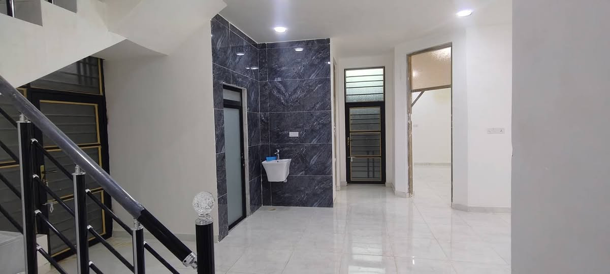 سلام عليكم دار للبيع حي الحكيم نزلة علاء قريب نزله رئيسيه بناء حديث مساحه 200 متر طابوق يتكون من غرفتين نوم مطبخ صاله استقبال قرب الكورنيش طابو زراعي سنه 25 السعر المطلوب 92 وبيها مجال للشراي للاستفسار مراجعه مكتب دلاليه حسن البيضاني ***********
