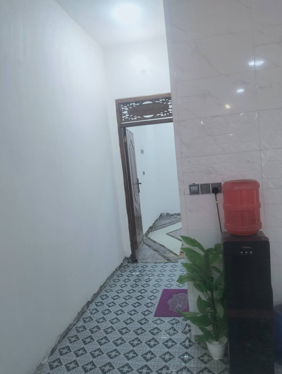 بيت للبيع زراعي سند 25 مشمول بلتطويب معامله كامله مساحه 100 5×20  غرفه نوم + صاله + مطبخ + براني  البيت شغل درجه اولى فقط نقص الارضيه عنوانه التقيه الثالثه داخل مجمع الروان  كامله خدمات كهرباء + موالده + انترنيب ضوىي + تبليط ***********
