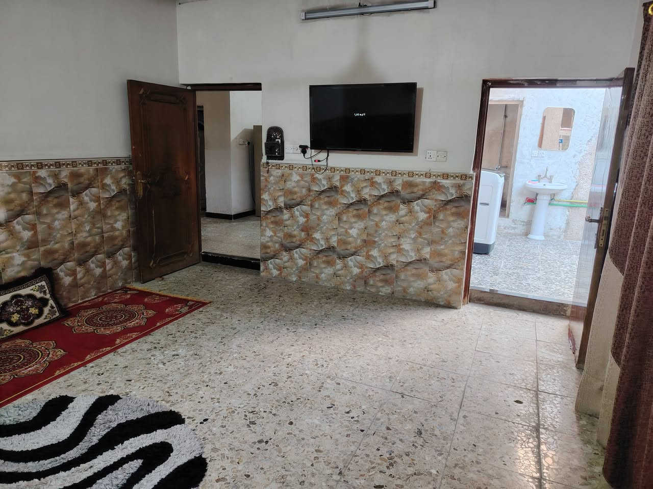 بيت للبيع وبسعر مغري.
السلام عليكم ورحمة الله وبركاته يتوفر منزل في بغداد تحديدًا الاستكشافات في الحبيبية  قسم ال١٠٠
يَبعُد عن
 مطعم وليد أبو الگص والشارع العام  ٥ دقائق

 الخدمات:
 ماء وكهرباء وتصريف صحي. 

المنزل مساحته ١٠٠ متر مربع ومسلح طابوق حصرًا

محتوياته:
 طارمة و حمام خارجي
واستقبال ومطبخ ذو بابين منفصلين مع غرفة ومخزن ودرج يؤدي الى سطح نظيف جدًا وجاهز لبناء طابق ثاني
كما تم ادراج  الصور التي تخص المنزل أدناه

للأستفسار و التواصل عبر الرقم الآتي:
(    ***********   )
