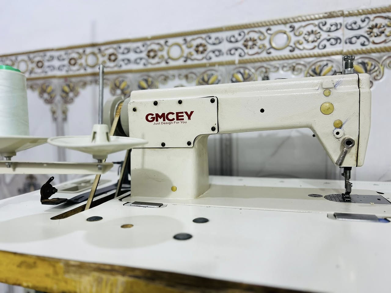 للبيع مكينة خياطة صناعية ويا طاولة

مكينة خياطة صناعية ماركة GMCEY بحالة زينة وتشتغل بدون مشاكل 👍
مناسبة للتفصيل والشغل اليومي (ملابس، درز، شغل ورش).

وياها:
 • طاولة أصلية وثابتة
 • محرك قوي وسريع
 • حامل خيط + بكرة
 • جاهزة للشغل فوراً

💡الماكينة نظيفة ومجربة، ما بيها أعطال، تشتريها وتبدي شغل مباشرة.

مناسبة للي يريد يبدي مشروع أو شغل بالبيت
مكاني كربلاء طويريج 
***********
