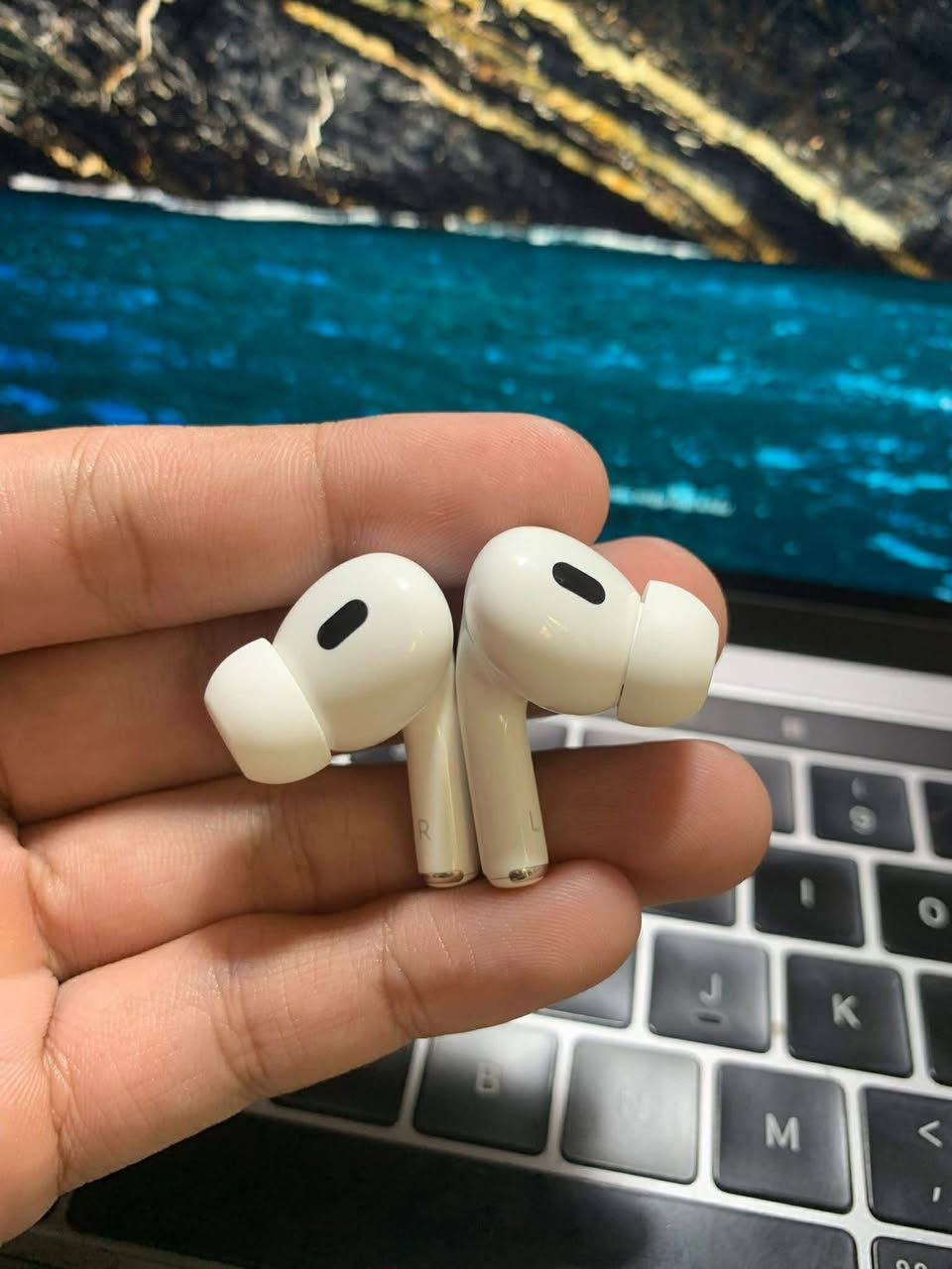 Air pods pro 2 الجيل الخامس
ابل اصلي أمريكي باله نظافتها 100% 
فل بدون باكيت وي حافظتها وكيبل تايب سي 
#عزل_صوت تحديد موقع #صوت_محيطي 
صوت انعكاسي ، بدون ايكلود فحص قبل دفع 
سعره 25 توصيل مجاناً بيع مستعجل بسبب وصول حاوية 
تواصل واتس اب ***********
