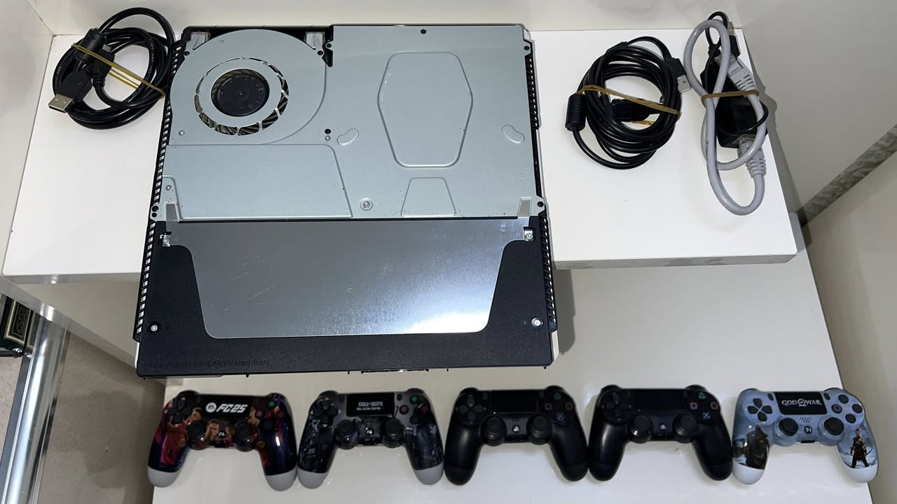 🎮 بكج كامل لعشاق الكيمنك - PS4 Slim مهكر مع UPS بحالة الوكالة!🎮

للبيع جهاز PlayStation 4 Slim بحالة ممتازة جداً (شبه جديد)، الجهاز ما مفتوح نهائياً واستعماله جداً قليل ونظيف (على الفحص والشرط).

1- الجهاز مهكر جاهز، يعني تنزل عليه أي لعبة ببالك. 

2- يجي وياه جهاز UPS للحماية من انقطاع الكهرباء والوطنية، يعني تلعب وأنت مرتاح.

📦 الملحقات اللي تجي وياه:

•جهاز UPS نظيف وشغال تمام.

•5 جويستيكات (يدات): 2 أصليات مال بلاده + 3 تجاريات (تفيدك للجمعات ولعب الشباب).

•كامل وايراته الأصلية (واير الطاقة + واير الـ HDMI).

🔥 الألعاب المحملة داخل الجهاز وجاهزة للعب فوراً:
⚽ FIFA 2025 (أحدث نسخة)
⚽ PES 2021 (المحبوبة بنسختها الكاملة)
🚗 GTA V (قراند 5)
🤠 Red Dead Redemption 2 (أقوى ألعاب القصة)

💰 السعر: 450 ألف دينار (وبي مجال بسيط حك الجية للشراي الصامل).
📍 المكان: بغداد - الأمين الثانية (مدخل الجمهورية - قرب مدرسة الفارس العربي).
📞 للتواصل: يرجى المراسلة على الخاص، أو اتصل على هذا الرقم : *********** 

ملاحظة: البكج كامل مكمل، أخذ واقعد العب مباشرة بدون ما تحتاج تشتري أي شيء إضافي!
