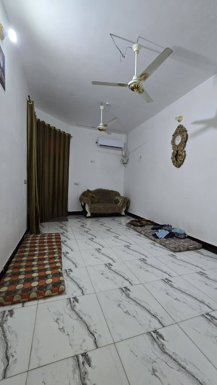 ♛ياﷲ دار مساحه 150 متر بيت نضيف وجديد
♛ سعر الدار 57 مليون وبي مجال 
♛ غرفتين  صاله .استقبال  مطبخ . صحيات 
((بناء طابوق صب كونكريت))
♛العنوان الكوفه البراكية  شارع المطار القديم مقابل صيدلية الالفه شارع 10 متر 
✋💐للاستفسار زورو عنوان المكتب في النجف الكوفه ناحية البراكيه  شارع المطار القديم قرب مخبز ولاية علي 
مكتب المنصوري للعقار ***********
