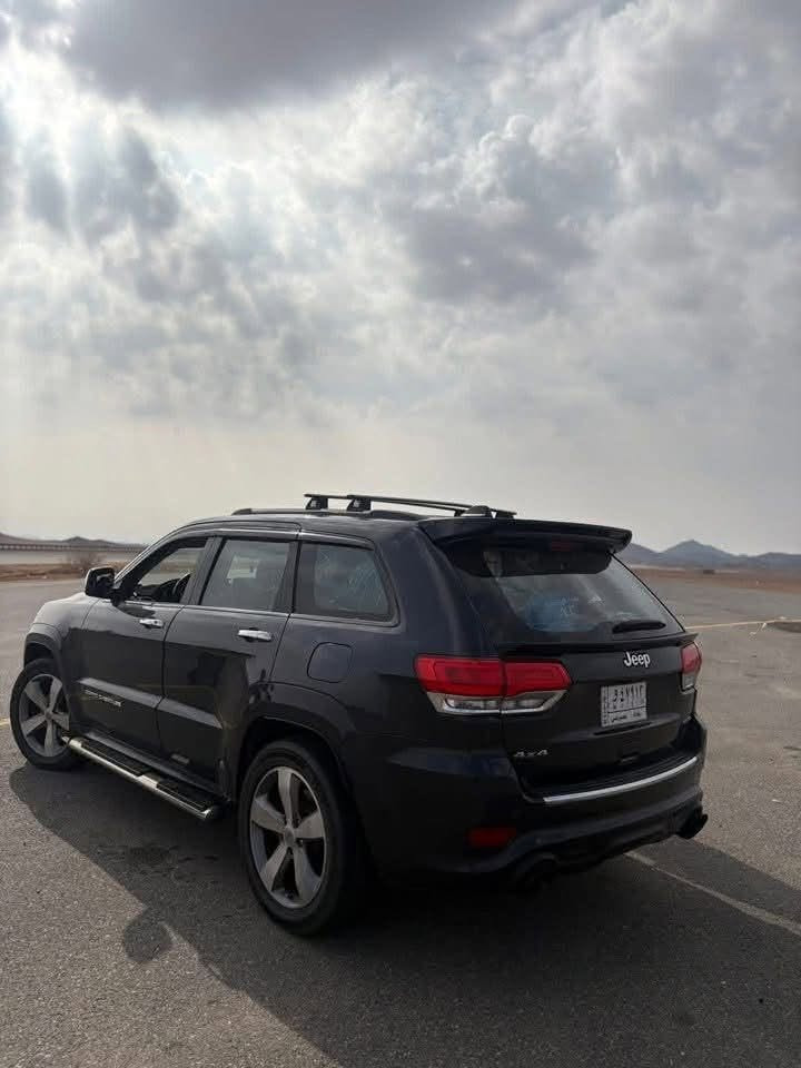 للبيع او مراوس جيب جراند شيروكي لمتد 2014 فول مواصفات
 ● محرك 3.6 VVT
 ● وارد أمريكي
 ● ممشى 190 ألف كم
 ● حادث سابق (جاملغات وبندي)
 ● شاشـة + كاميرا خلفية + حساسات
 ● مقاعد جلد
 ● تدفئة وتبريد للمقاعد
 ● جنطة كهربائية
 ● فتحة سقف بانوراما 
 ● رقم بغداد وباسمي
ملاحظات:�يوجد شخط خفيف أسفل الباب الخلفي، وشخط بغطاء الجنطة تم صبغه على قدر الشخط فقط.
السيارة بحالة جيدة وجاهزة للفحص.
الموقع: بغداد
السعر: 18.000 دولار قابل للتفاوض بالمعقول.
للاستفسار الاتصال على الرقم الموجود ***********
