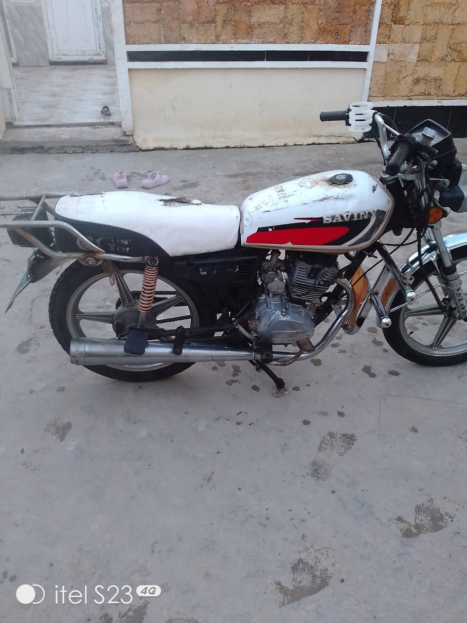 السلام عليكم للبيع دراجة سيفان 19كامله مكمله اوراق ومحرك خير من الله وكهربيات كامله  مكمله تايرات جديد اوياله جدد دبلات صدر جديد التصال على الرقم ***********وسعره جوه السوك 260
