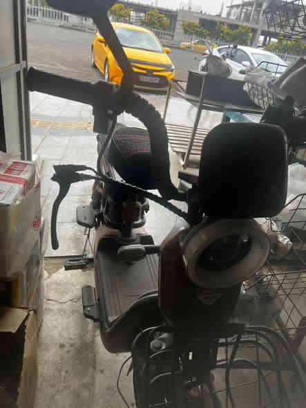 بايسكل شحن للبيع جديد صارله اسبوع ماخذه بس يحتاج تصليح صار بي حادث بصيط يحتاجله بريكات ويل كدام فقط
 بي اشاير يمين يسار و بي هورن 
و الضوه يشتغل  و بي بلوتوث و مكان شاحنه 
موديل:2024

نوعيه : كوري MR

سرعته: 85 

يمشي كيلو متر : 48

السعر  :٣٠٠ وبي مجال***********
***********
