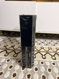 ‏سلام عليكم جهاز Xbox وأن نظيف لوك ستيكر الجهاز ابد ما داخل صيانة ويا ...