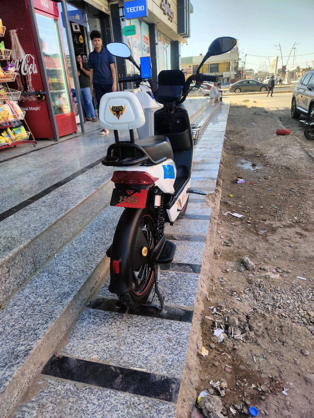 السلام عليكم 
دراجة كهربائية امزودة باتري وفتح سرعة الدراجه عاليه عن الكاع 30سانتيم اعتبر روحك صاعد تاهو اشكد معاليه  حجم التايرات اكبار واعراض الدراجة اتشي لحد وزن 200كيلو دراجة مميزة تختلف عن باقي الدراجات العادية ملفها 1500واط حقيقي نحاس 20امبير
بطاريات 20امبير 60فولت خمسة باتري دبل اتمشيك مسافة 40كيلو عقل 20امبير مفتوح سرعة اليريدها *********** يدخل خاص دراجة جديدة اني امداريها تاخذها وكاله