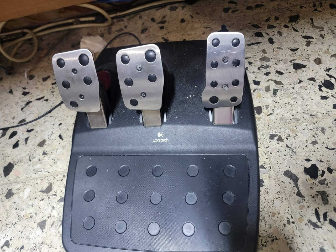 G29 مستعمل للبيع بسعر مناسب
السلام عليكم عندي g29 بدون كير للبيع مستعمل نضافتة جيدة موضحة بالصور بي بس ملاحضتين 
اكو بلاستكة نقص الي تثبت الميز موضحة بالصورة الزيادة 
وال L2 الزركة تشتغل بس مرات تشكل يعني تضل ماخذة امر دوسة بس شغالة 
السعر 175 وبي مجال بسيط مكاني بغداد وعندي توصيل 
*********** واتساب
