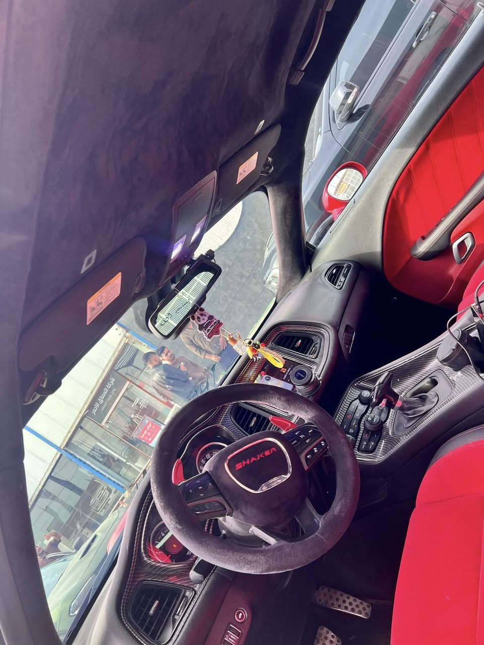 جالنجر شيكر 5.7 
موديل 2022 
حادثها سرقة كلها 
وكلشي راجع بس جاملغ وبنيد مبدلات 
ماشية 57 ميل 
السيارة رادار امامي وجانبي 
كشنات كنتارة تدفئة وتبريد 
هيتر ستيرن وجام
وعليها لد متغير ومنظومة زينون
السيارة تفريغ وبيها دبات سود
واكسل قفل. اي ستفسار اتصل عل رقم ***********
