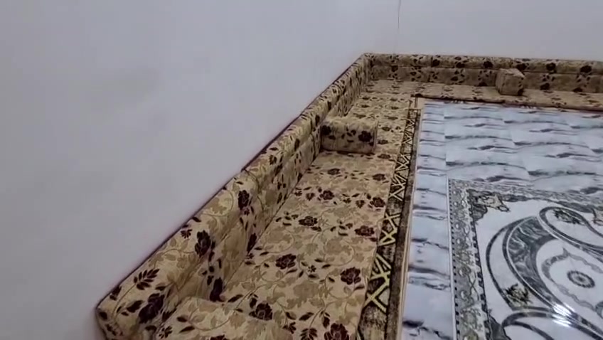 السلام عليكم يوجد لدينا ديوان البيع ، طول 4×6 سعر 300 وبي مجال***********

